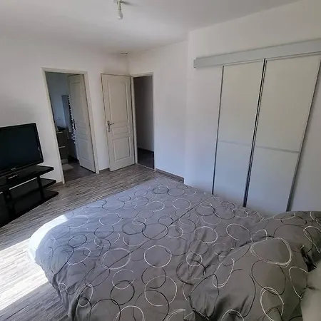 Vakantiehuis Maison Neuve De Plein Pied Avec Cheminee Et Jardin Bezu-Saint-Germain